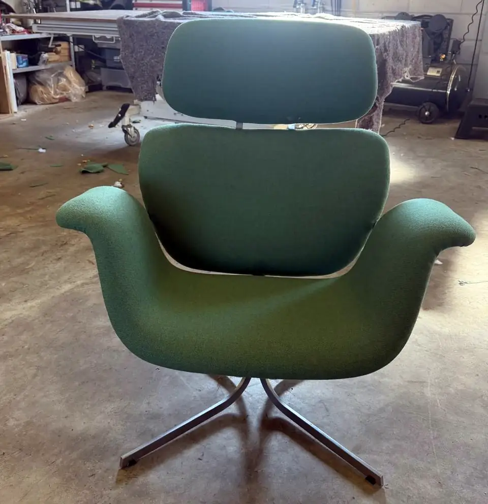 Draaifauteuil met losse hoofdsteun, opnieuw bekleed in donkergroen, op een verchroomde stervoet.